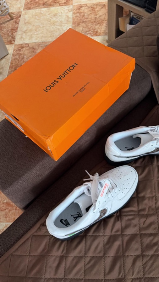 Zapatillas y caja de lujo